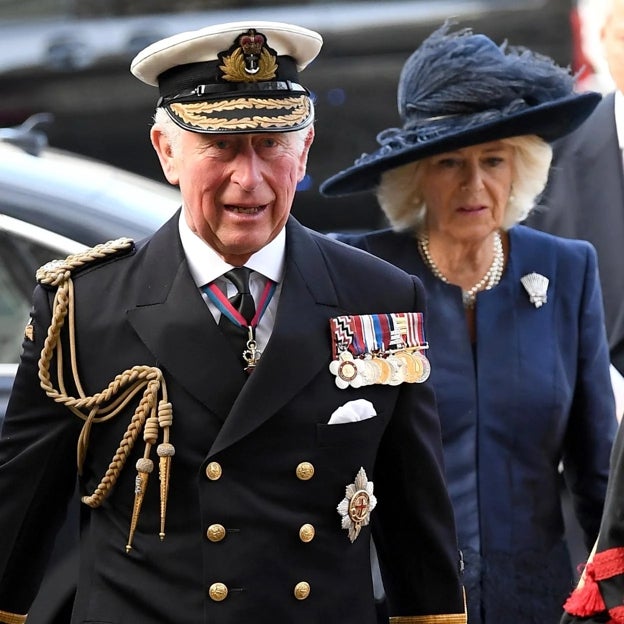Karaliai Charlesas ir Camilla, be problemų suvesti galą su galu. 