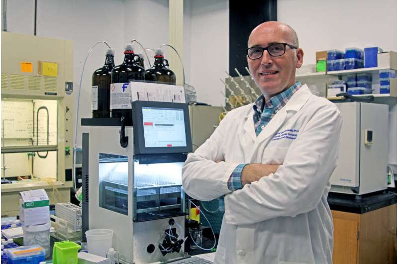 Maciej J. Stawikowski, Ph.D., vyresnysis autorius ir chemijos bei biochemijos docentas FAU Charles E. Schmidt mokslų kolegijoje. Kreditas: Floridos Atlanto universitetas Florescentiniai zondai apšviečia cholesterolio ir Alzheimerio ligos tyrimus
