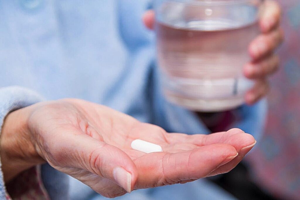 Antipsichoziniai vaistai, kurių dozės > 75 mg per parą, susiję su vėlyvosios diskinezijos rizika