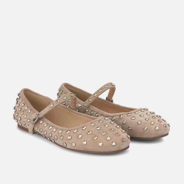 Moteriškos balerinos su sagtimi ir dekoratyvinėmis smeigėmis (88 € El Corte Inglés)