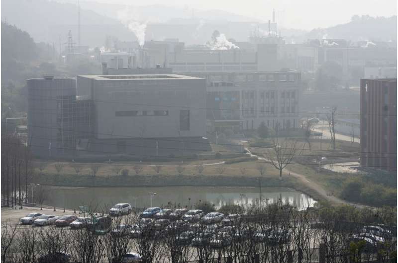 Vaizdas apie P4 laboratoriją Wuhano virusologijos institute yra matomas po pasaulio sveikatos organizacijos komandos vizito Wuhan mieste Kinijos Hubei provincijoje, 2021 m. Vasario 3 d. CŽV mano, kad Covidas greičiausiai kilo iš laboratorijos, tačiau mažai pasitiki savo atradimais