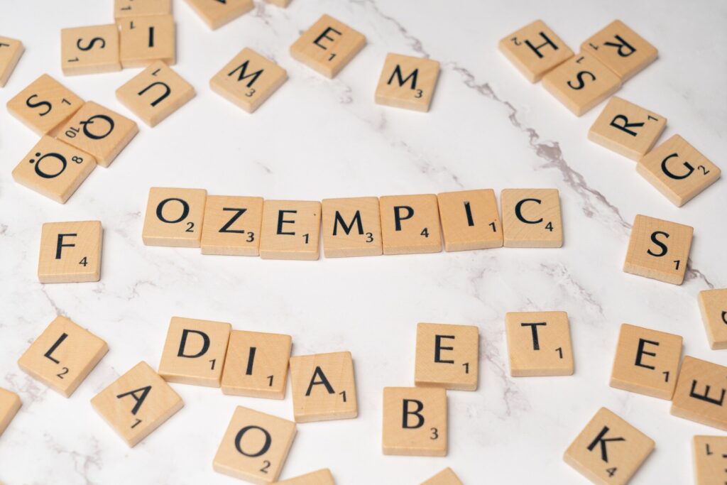 Žmonės, vartojantys Ozempic, gali turėti mažiau širdies priepuolių, insultų, priklausomybių, bet dažniau pykinti, vėmti, skaudėti skrandį.