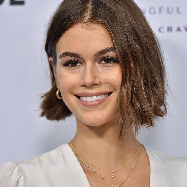 Kaia Gerber su bob kirpimu ant tekstūros