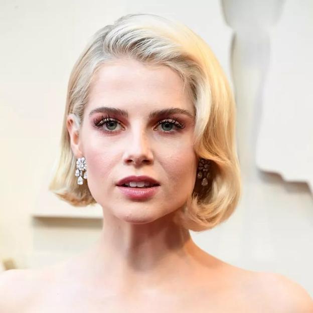 Lucy Boynton su Bobo Old Holivudo kirpimo tendencija