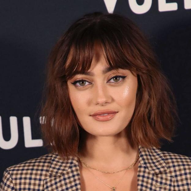 Ji su bob kirpimu su „Bangs Pra 2025“ tendencija