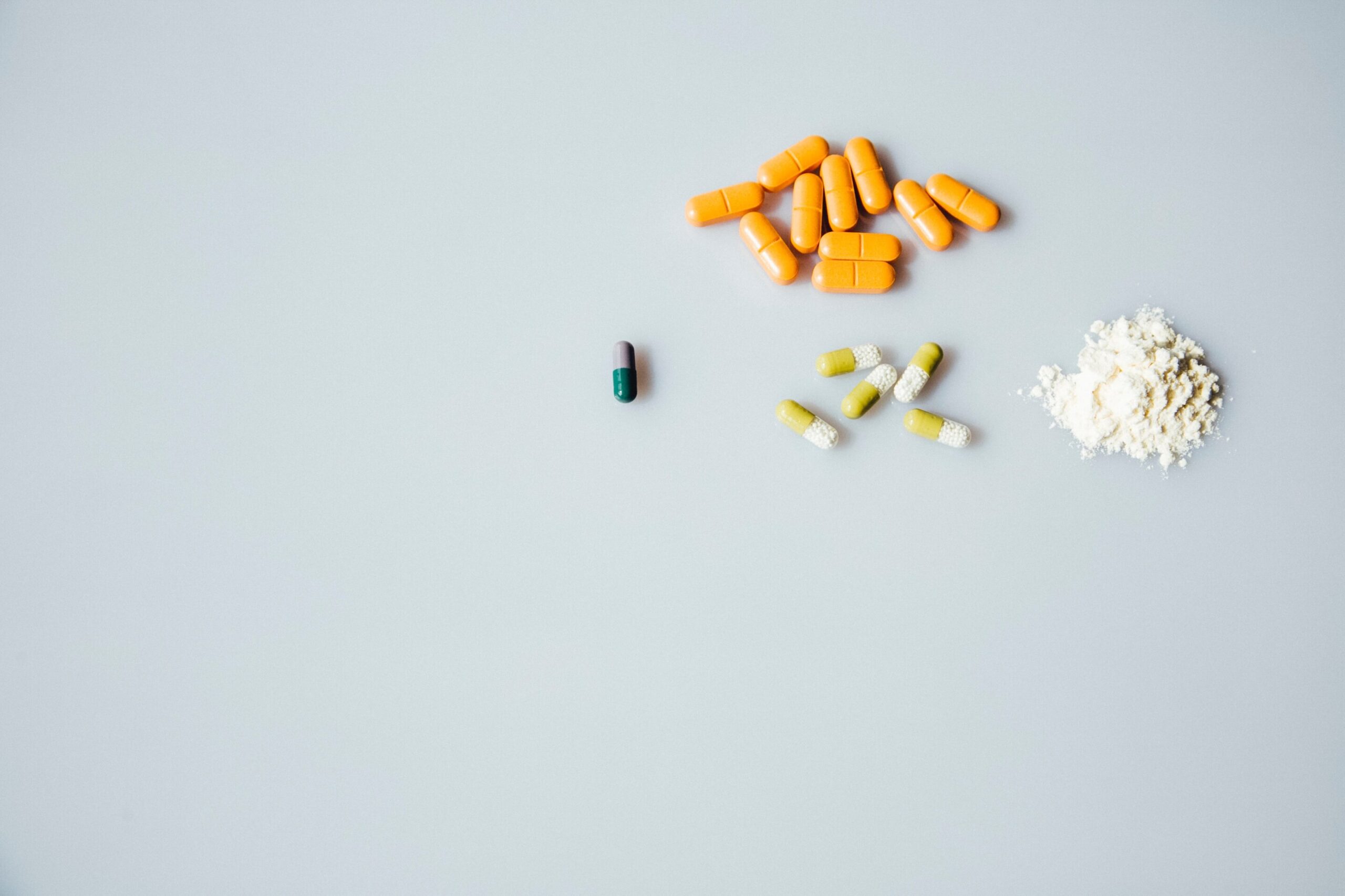 Kartu pateikiami stimuliatoriai ir opioidai, susieti su didesnėmis opioidų dozėmis
