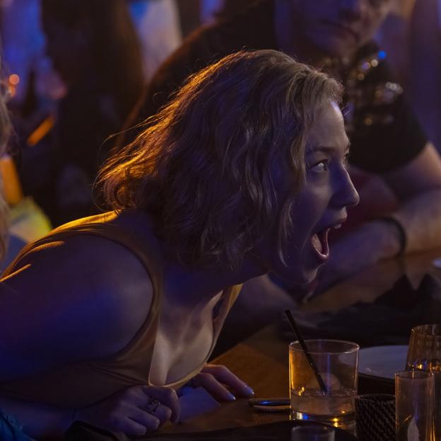 Carrie Coon kaip Laurie penktame „Baltojo lotoso“ sezono penktame epizode. 