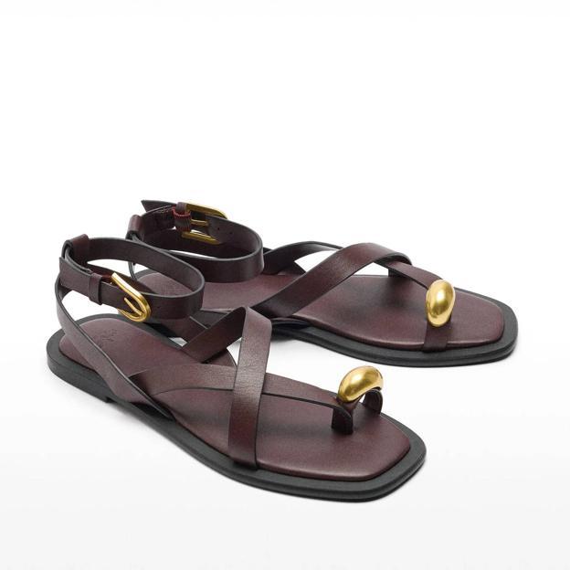 Odiniai sandalai su juostelėmis metalinės detalės (32,99 euro)