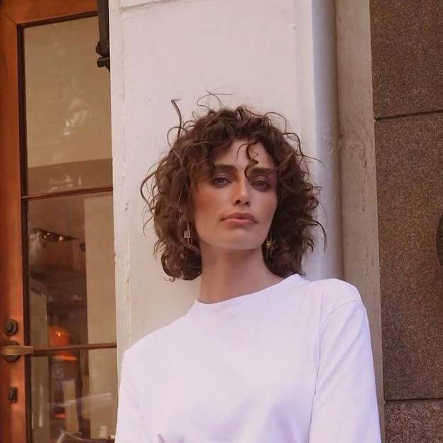 Rebecca Donaldson su bobu supjaustytu su burbulo permu
