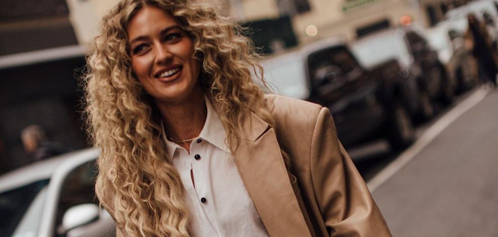 „Bubble Perm“: aštuntojo dešimtmečio garbanotų plaukų tendencija, kurią atnešė Carrie Bradshaw