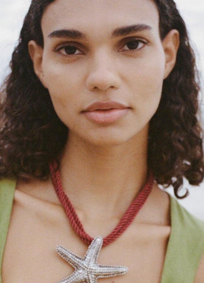 „Zara“ karoliai.