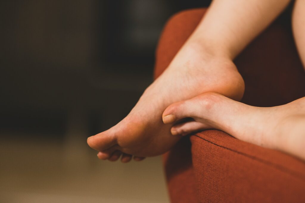 Įtrūkę kulniukai gali kelti skausmingą pavojų sveikatai. Štai kaip šią vasarą išlaikyti kojas lygios