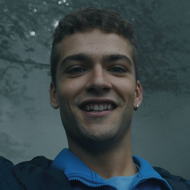 Jonas (Jonas Lukas) užfiksuoja akimirksnį vaizdo įrašą prieš dingdamas be pėdsakų.