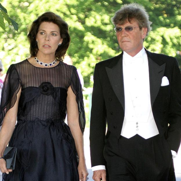 Kodėl Carolina de Monaco ir Ernesto de Hanover nesiskiria: 25 metai vestuvių, skirtų nesėkmei