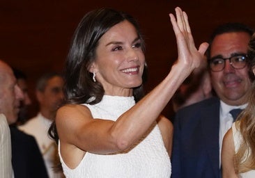 „Queen Letizia“ vėl pasirodo gražiai su nauja išvaizda: IT premjera yra balta suknelė, midi ir tekstūra