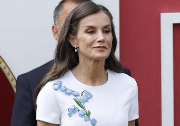 Karalienė Letizia išgelbėjo savo glostančią ir elegantišką Karolinos Herrera suknelę „Ginkluotųjų pajėgų dieną“