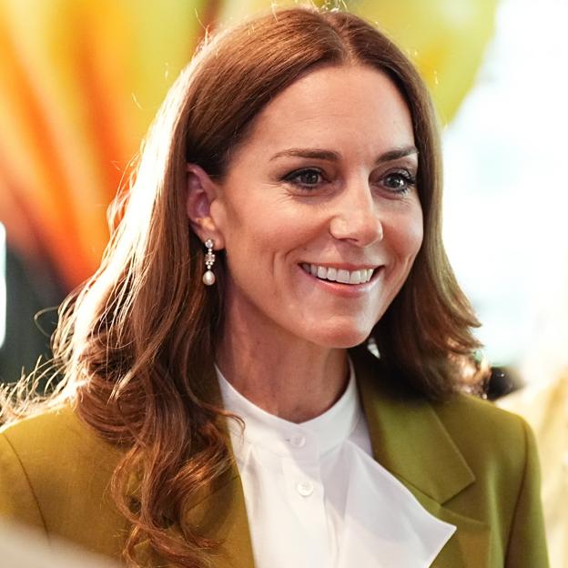 Kate Middleton Squanders stilius su Viktorijos Beckham kostiumu ir perlų šlaitais Londone