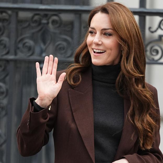 Kate Middleton turi tobulą striukę pusmetrui, kurią galite nukopijuoti atgrasymo srityje „Mango“