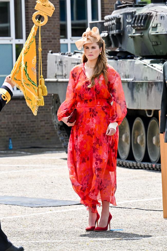 Amalia de Holland su Natano suknele