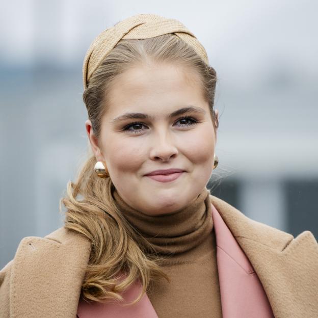 Geriausios „Amalia“ Olandijos išvaizdos karaliaus dieną: gėlių suknelės, siuvimo kostiumai ir elegantiški paltai