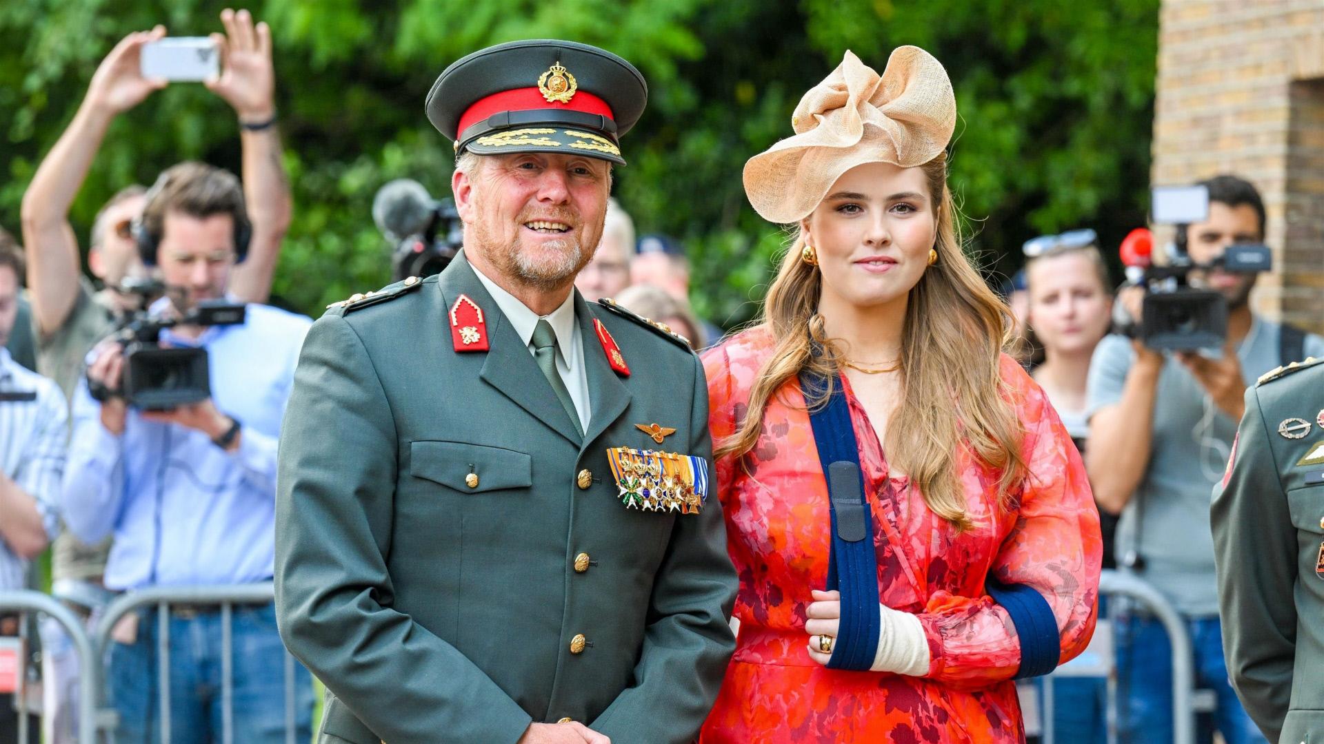 „Amalia de Holland“ vėl pasirodo po jo veikimo su gražiausia vasaros gėlių suknele