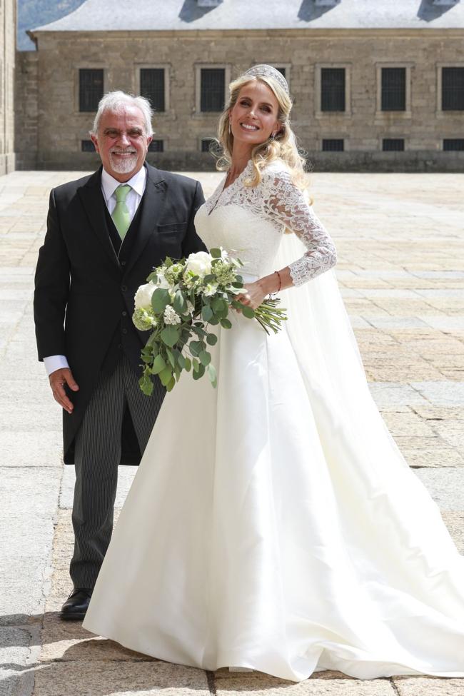 Angie baigė savo vestuvių išvaizdą su deimantų papuošalais.