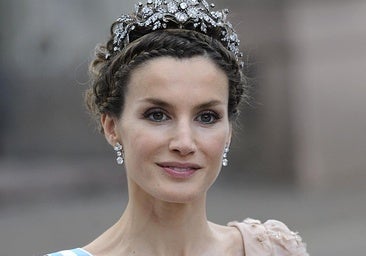 Europos spaudos protokolo ir kritikos klaida: „Queen Letizia“ svečių išvaizda Viktorijos de Švedijos vestuvėse