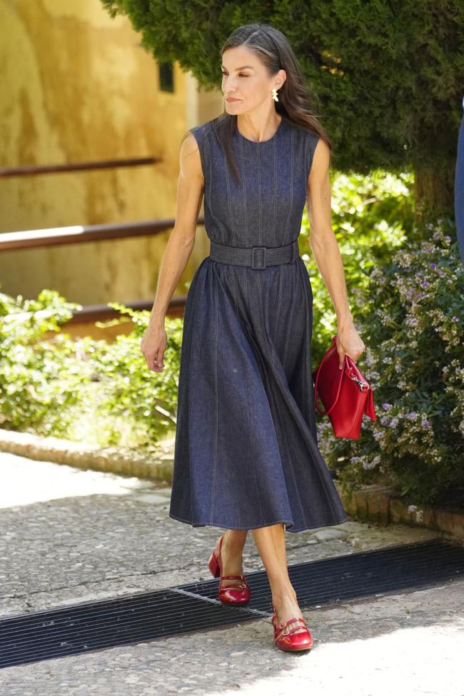 Karalienė Letizia su raudonais batais iš Sunzane.