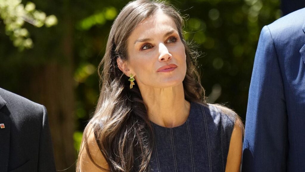 „Queen Letizia“ nušluoja „Barcelona“ premjerą raudoni bateliai: Taigi ji sujungė savo džinsinio suknelę, kurią sukūrė Carolina Herrera