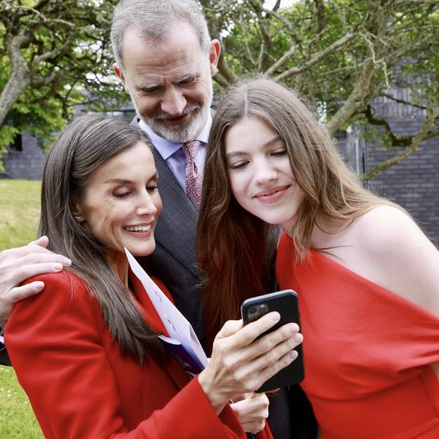 Nepatogios staigmenos ir keistos klaidos baigiant kūdikį Sofiją: prieštaringai vertinama Letizia suknelė ir virusinė Leonoro netikėtumo vaizdo įrašo priežastis