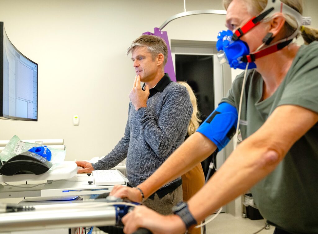 Tyrimas atskleidžia elito irkluotojų stebinančią AFIB riziką