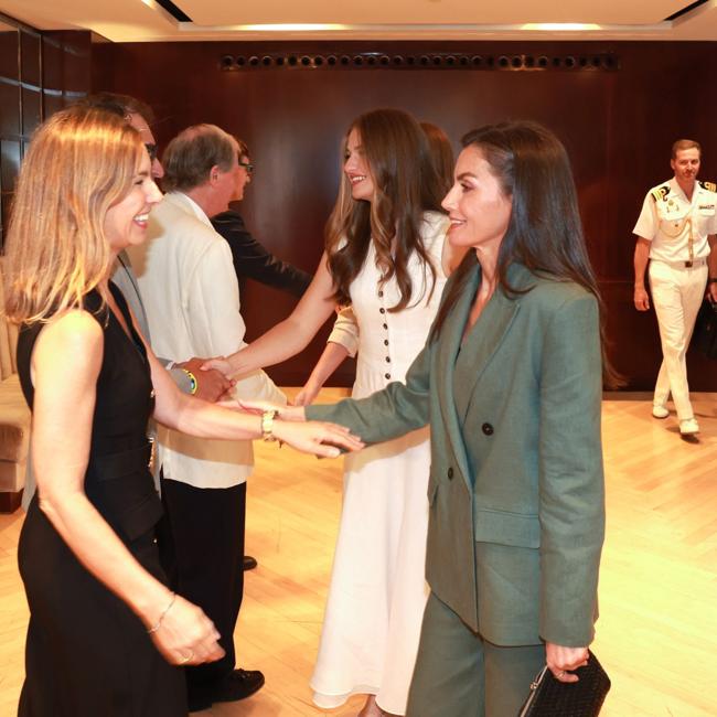 Karalienė Letizia mango kostiume.
