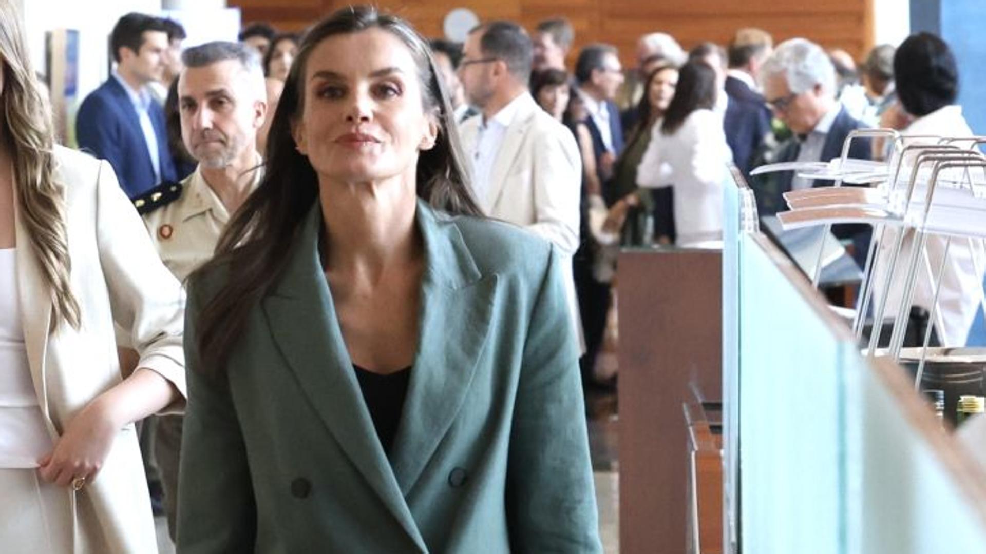 „Queen Letizia“ vėl pasirodo Gironoje su tobulu mango kostiumu ir jos naujuoju mėgstamu aksesuaru