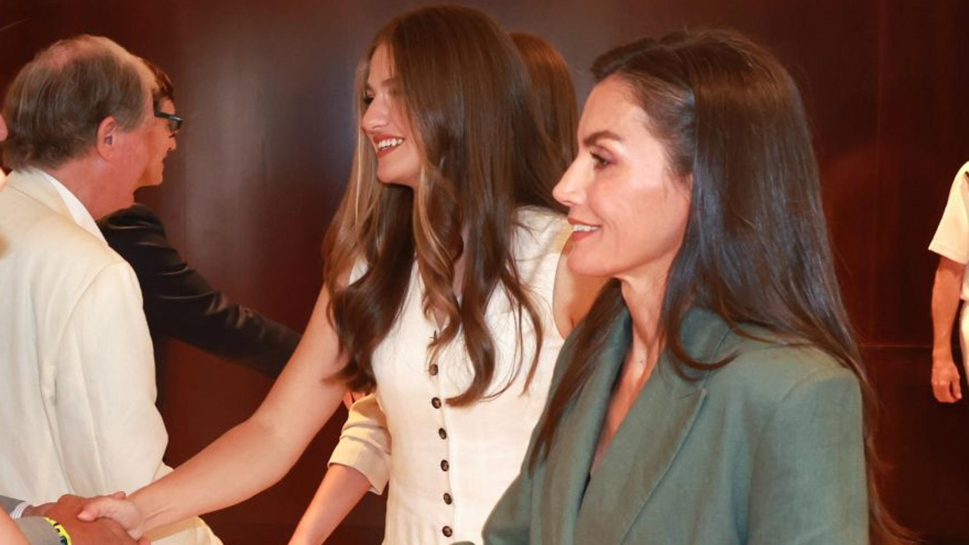 „Princess Leonor“ premjera yra geriausia vasaros išvaizda: „Boho sijonas“ ir „Rafia de la Queen Letizia“ krepšys