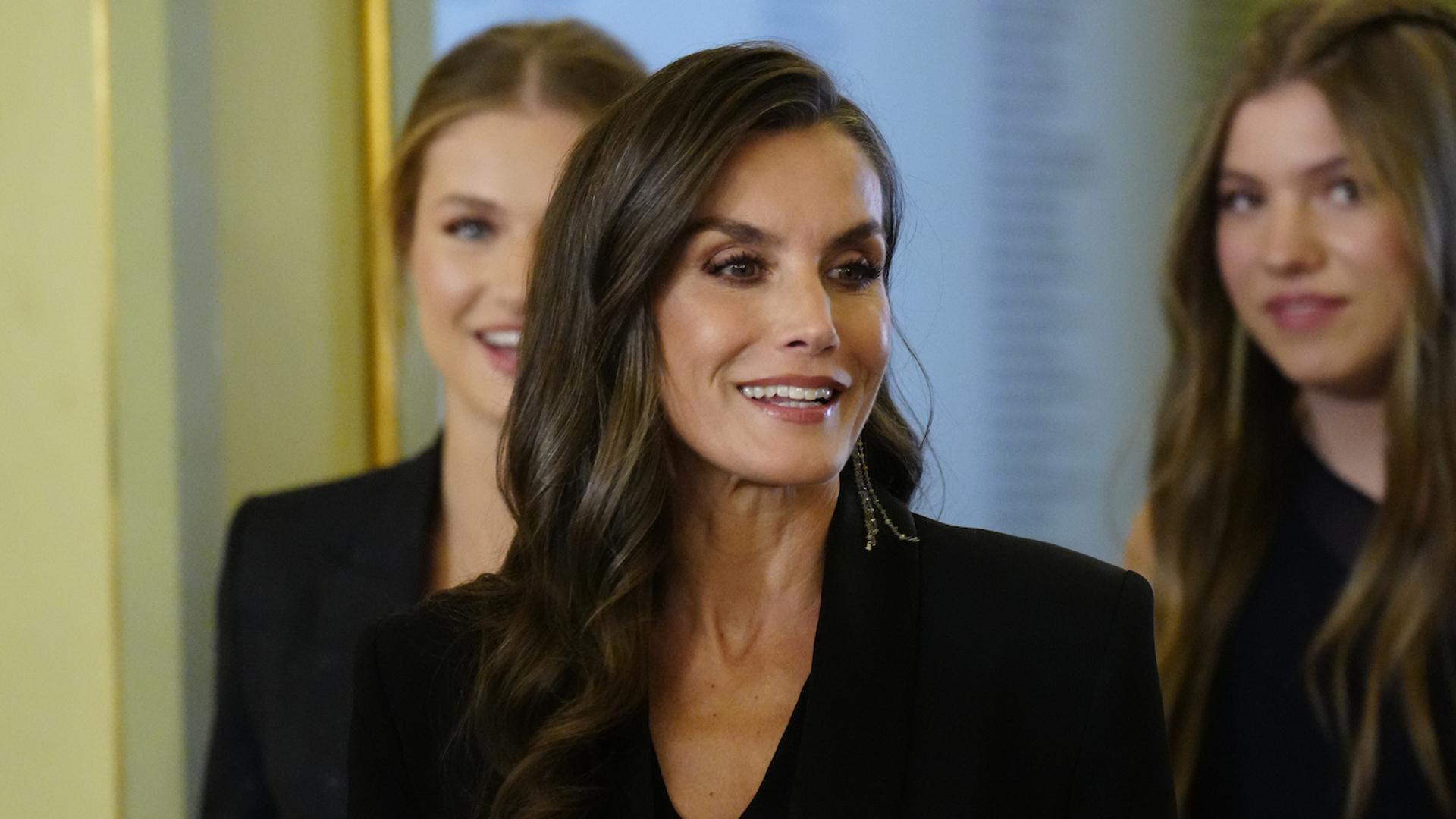 Barselonoje graži ir paslėpta Letizia: iškilmingiausio išvaizdos paaiškinimas, kuris užtruko 2025 m.