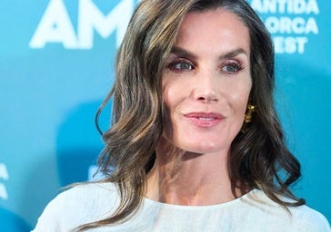 Atrado, kurie lūpų dažai, kuriuos naudoja „Queen Letizia“: lūpų juosta su hialurono rūgštimi ir natūrali spalva