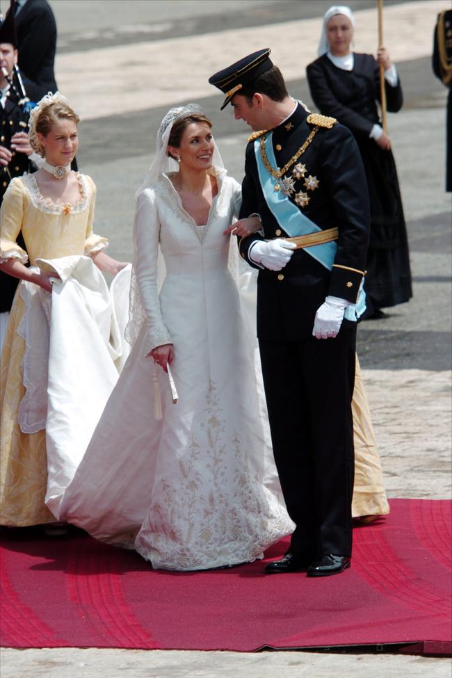 Savo vestuvių dieną karalienė Letizia vilkėjo įspūdingą vestuvių suknelę, kurią suprojektavo Pertegazas.