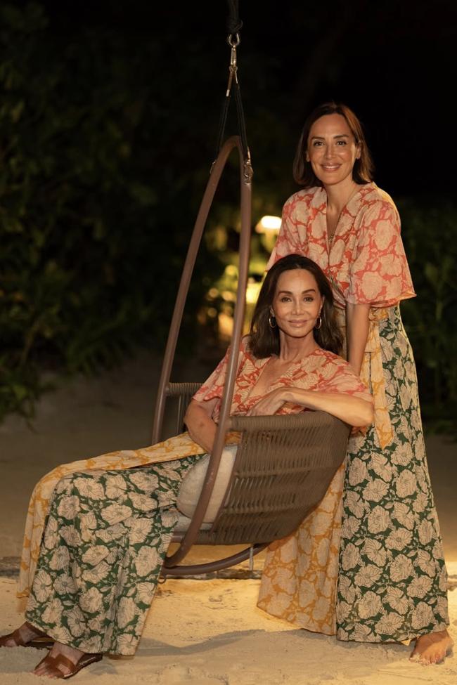 Isabel Preysler ir Tamara Falcó, apsirengę ta pačia išvaizda, iš mėgstamos „Infanta Sofia“ firmos.