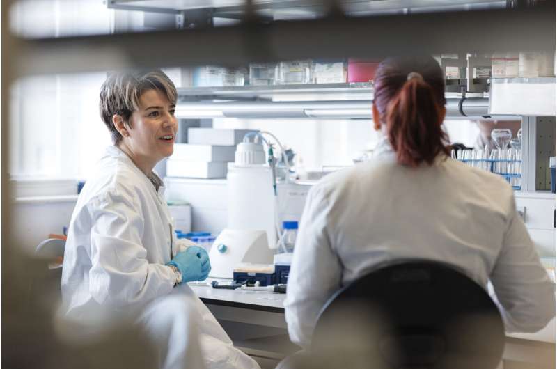 Galinio vaizdo įrašas Medicinos studentas, kurį moko mokslininkas, dirbantis laboratorijoje Londono universitete. Jie nešioja laboratorinius paltus, dirba su gamtos mokslų įranga, analizuoja medžiagų apykaitą/virškinimą ir žiūri į žarnyno bakterijas. Laboratorija specializuojasi virškinimo sutrikimuose ir suasmenintoje sveikatos priežiūroje. Kreditas: „Nature Communications“ (2025). Doi: 10.1038/s41467-025-62923-3 Mokslininkai atskleidė pagrindinę raumenų distrofijos potipio priežastį