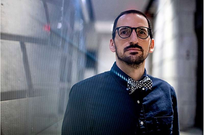 Profesorius Brandonas Dionne'as sako, kad kovojant su Vibrio vulnificus yra būtinas dvigubai apšaudytas požiūris. Kreditas: Matthew Modoono/Šiaurės rytų universitetas Kas yra potencialiai mirtinai valgančias bakterijas, ir kodėl infekcijas gali būti taip sunku gydyti?