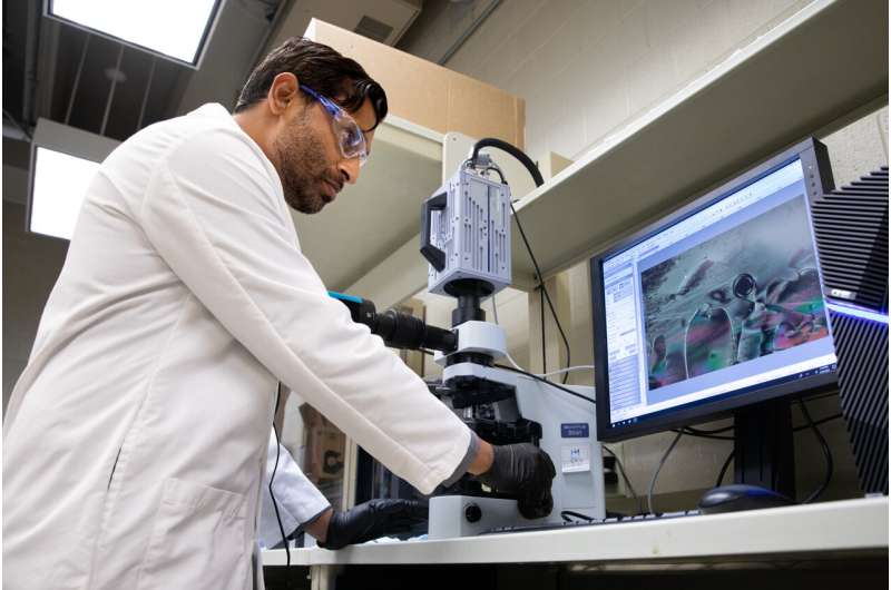 Chemijos inžinerijos profesorius Karthikas Nayani dirba savo laboratorijoje. Kreditas: Chieko Hara / Arkanzaso universitetas Skystųjų kristalų „Covid-19“ testas būtų greitas, pigus ir tikslus