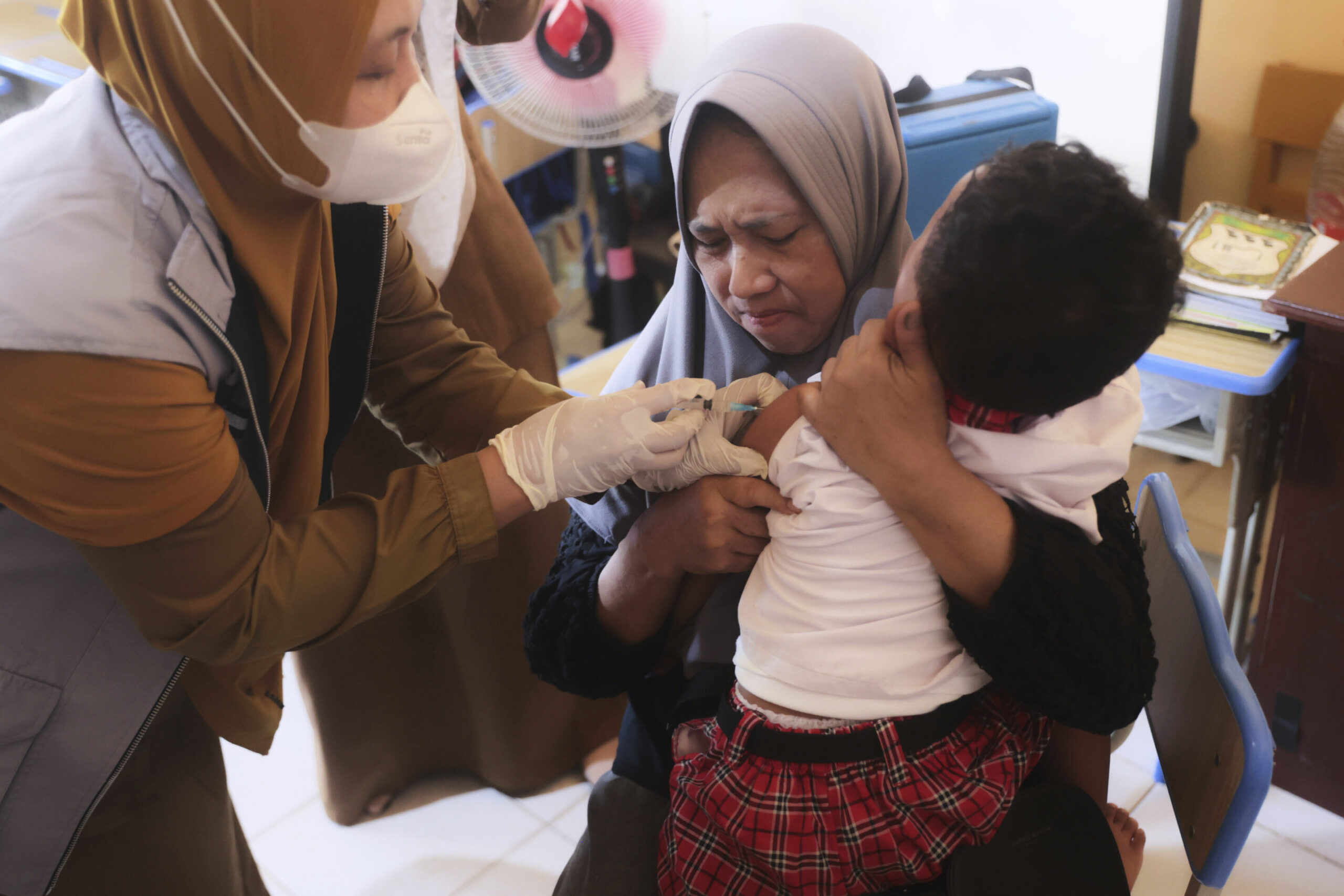 Indonezija pradeda tymų vakcinacijos kampaniją po 17 mirties per protrūkį