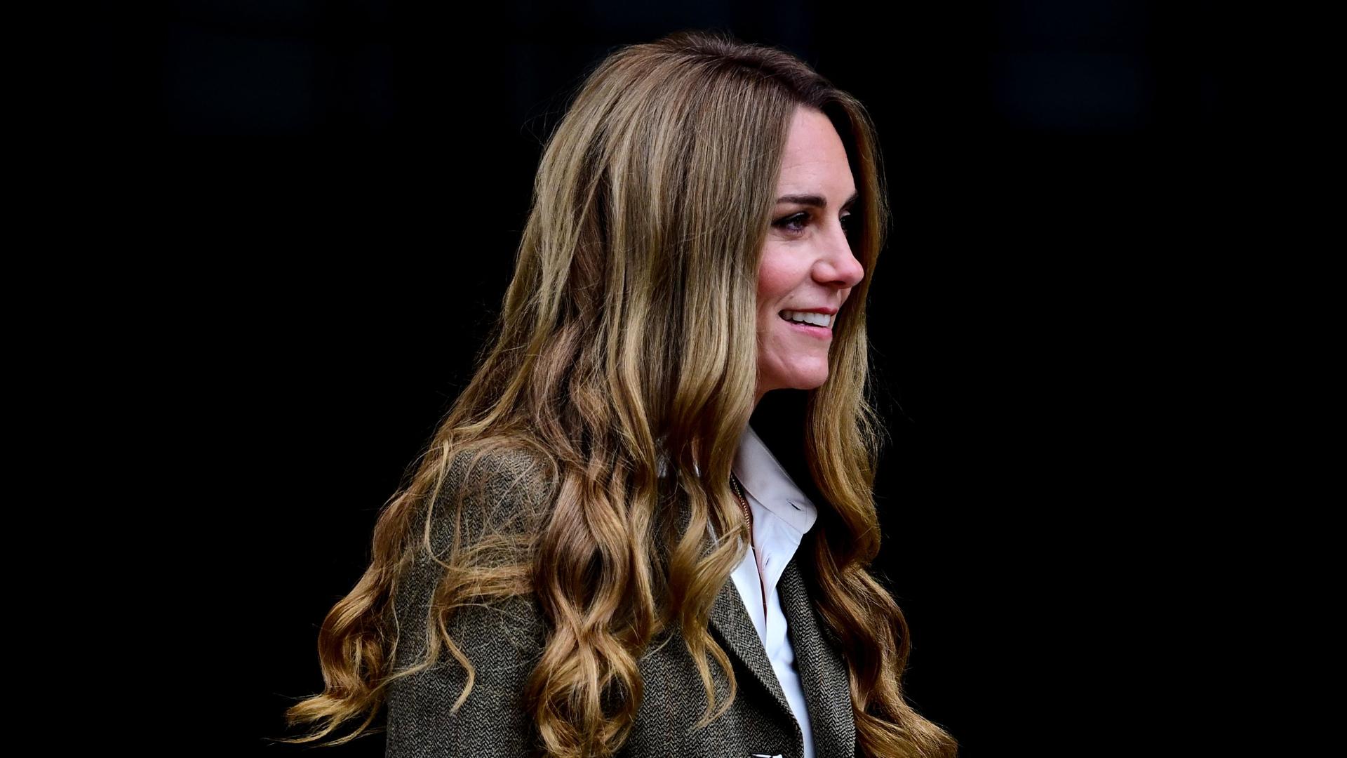 Tai, ką Kate Middleton padarė plaukuose: „Tai nėra perukas, gali būti, kad reikia šiek tiek pratęsimo“.