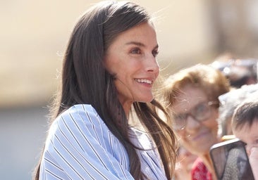 „Letizia“ atidaro mokslo metus, naudodama idealų biuro išvaizdą: Adolfo Domínguez palaidinė atidaroma su patogiausiais kulno batais
