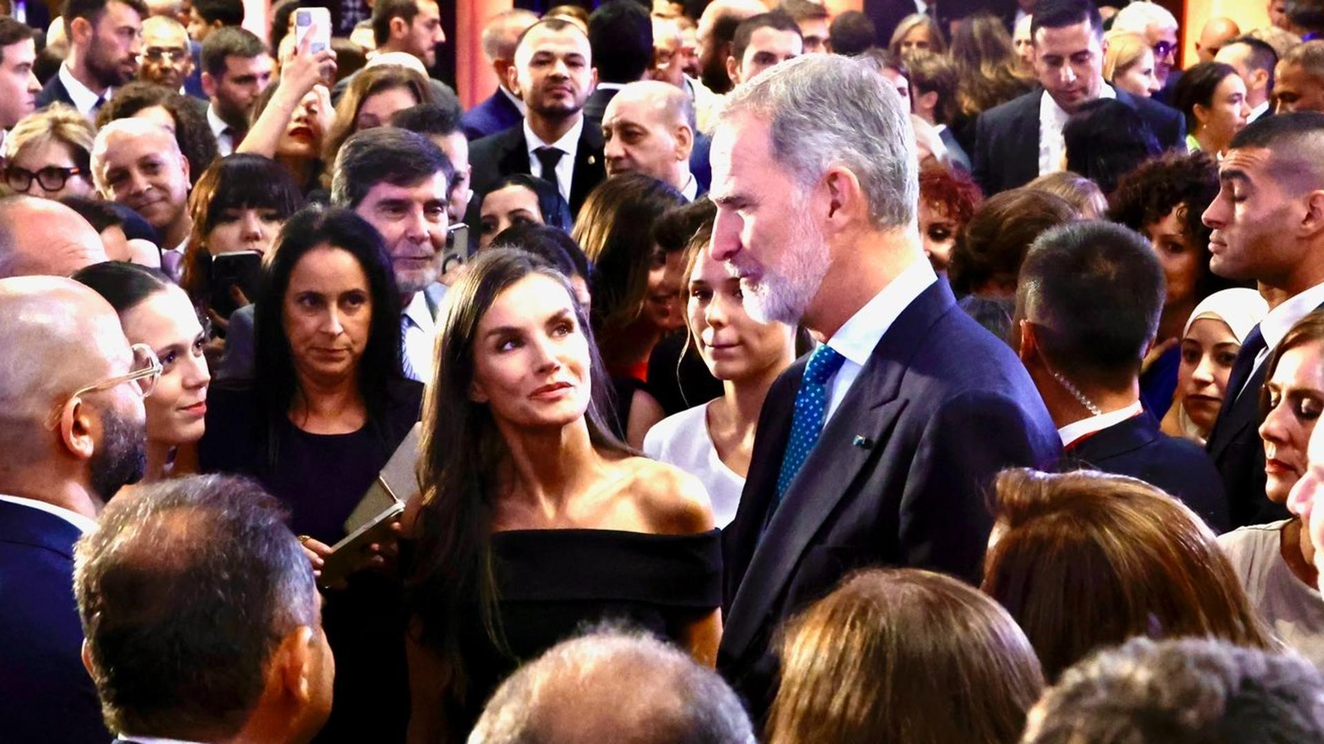 „Letizia“, įspūdinga su „Bardot“ iškirptės suknele Egipte