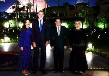 Karalienės Letizia staigmena Egipte: Naktį apsilankykite Las piramidėse su glostančia mėlyna suknele