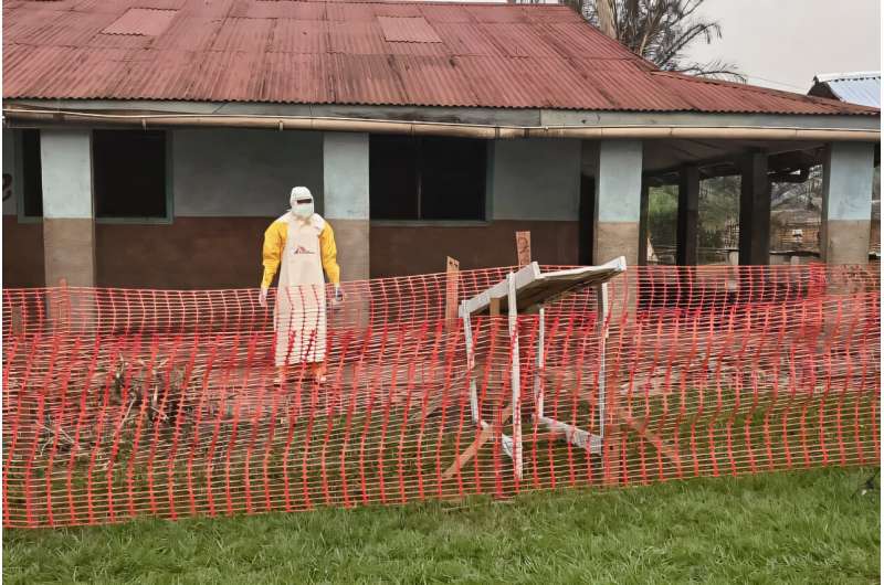 Šioje nuotraukoje, kurią pateikė gydytojai be sienų, vyras, dėvintis apsauginius drabužius, stovi už Ebolos gydymo centro, esančio nuotolinėje Bulape sveikatos zonoje, Kasaï provincijoje, Kongo Demokratinės Respublikos, sekmadienį, 2025 m. Rugsėjo 7 d. Kreditas: MSF per AP Naujas Ebolos protrūkis Konge nužudo dešimtis, nes sveikatos pareigūnai perspėja apie lėšų trūkumą