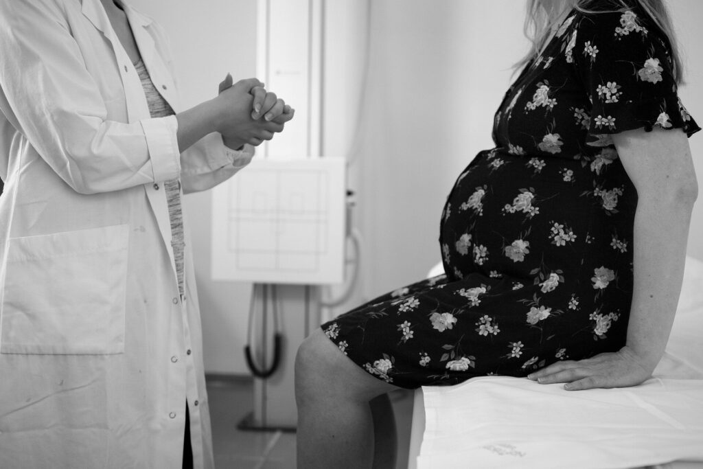 Motinos mirtis nėštumo metu ar po jo gali padidinti kūdikio mirties riziką ar hospitalizaciją
