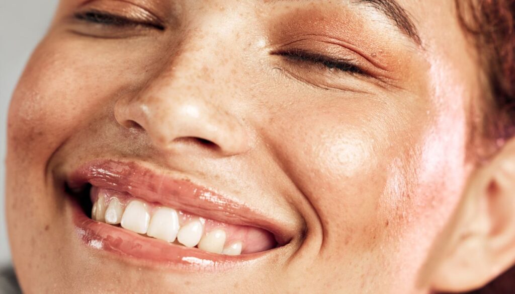 Balti dantys, iš tikrųjų balti: 4 žemi dantų dantų niūruai, kuriuos reikia daryti namuose (nesugadinant emalio)