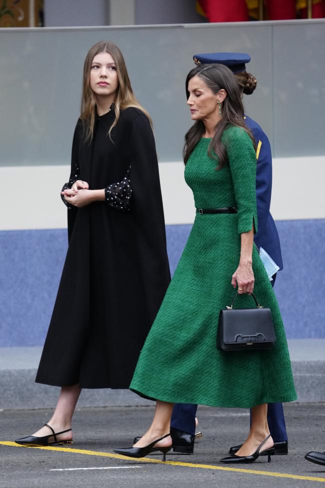 Karalienė Letizia žalioje tvido suknelėje.